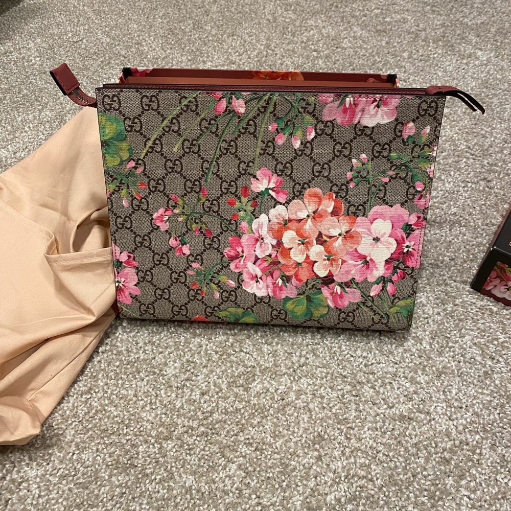 Beautiful Gucci hand pouch 🖤